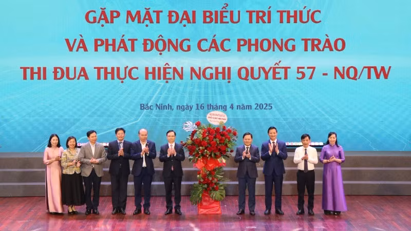 Lãnh đạo tỉnh Bắc Ninh đón nhận lẵng hoa chúc mừng từ đại diện các trí thức tham dự hội nghị trao tặng.