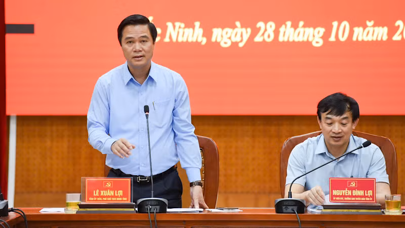 Đồng chí Lê Xuân Lợi, Phó Chủ tịch Ủy ban nhân dân tỉnh Bắc Ninh phát biểu tại hội nghị.