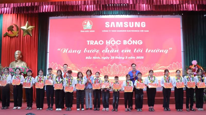 Biểu dương 20 cháu ngoan Bác Hồ vượt khó vươn lên trong học tập.