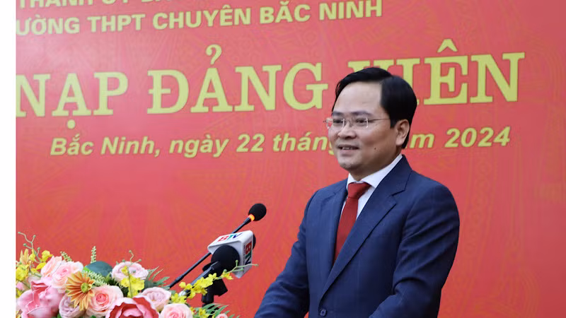 Bí thư Tỉnh ủy Bắc Ninh gửi gắm và mong muốn các tân đảng viên tiếp tục phấn đấu, học tập và rèn luyện để đạt được những kết quả tốt nhất.