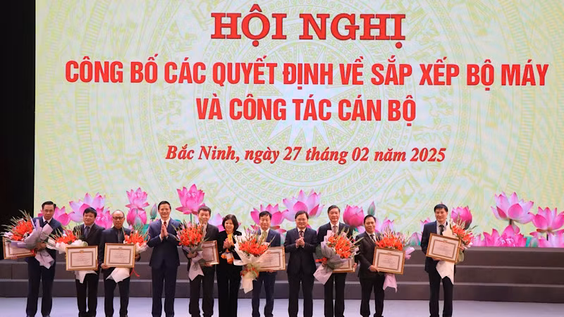 Thường trực Tỉnh ủy Bắc Ninh trao Bằng Khen, tặng hoa tri ân các cá nhân nghỉ hưu trước tuổi, tiên phong, gương mẫu trong thực hiện sắp xếp tổ chức bộ máy.