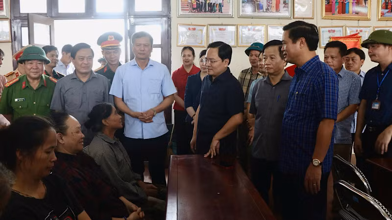 Các đồng chí lãnh đạo tỉnh Bắc Ninh thăm hỏi, động viên người dân khu Vạn Phúc, phường Vạn An, thành phố Bắc Ninh.