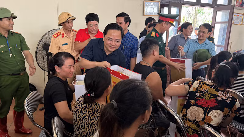 Tặng quà người dân phường Vạn An, thành phố Bắc Ninh đang đi tránh lũ.