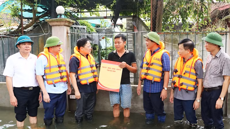 Tỉnh Bắc Ninh đã tổ chức nhiều đoàn công tác tới động viên, tặng quà người dân vùng lũ do ảnh hưởng của bão số 3.