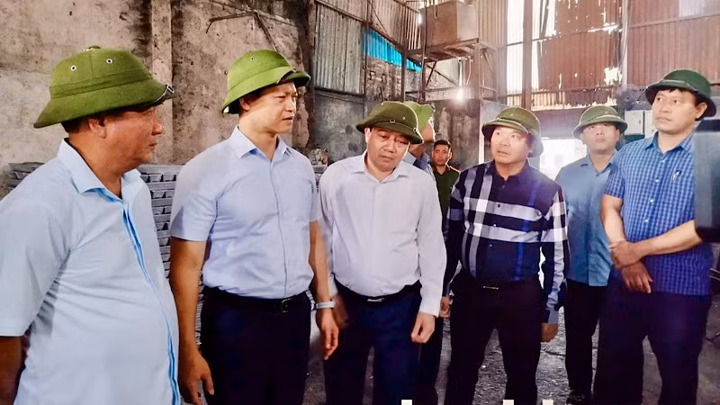 Lãnh đạo tỉnh và huyện Yên Phong kiểm tra công tác xử lý vi phạm về ô nhiễm môi trường tại xã Văn Môn. Lãnh đạo tỉnh và huyện Yên Phong kiểm tra công tác xử lý vi phạm về ô nhiễm môi trường tại xã Văn Môn.