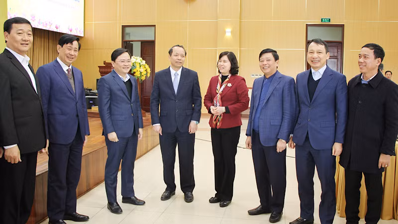 Đồng chí Bí thư Tỉnh ủy Bắc Ninh và các đại biểu trao đổi tại hội nghị.
