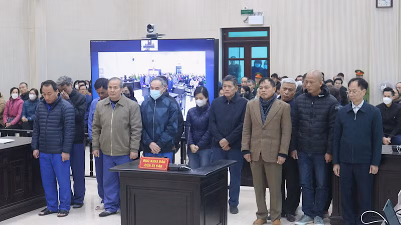 Các bị cáo nghe Hội đồng xét xử tuyên án.