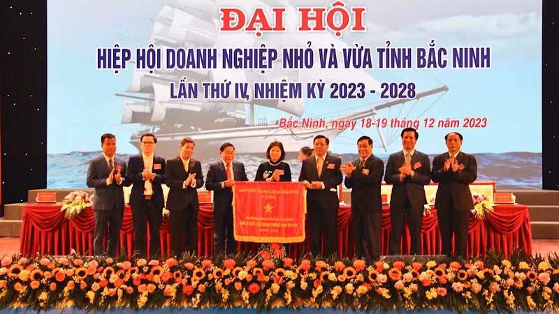 Hiệp hội Doanh nghiệp nhỏ và vừa tỉnh Bắc Ninh vinh dự đón nhận Cờ thi đua của Chính phủ. Hiệp hội Doanh nghiệp nhỏ và vừa tỉnh Bắc Ninh vinh dự đón nhận Cờ thi đua của Chính phủ.