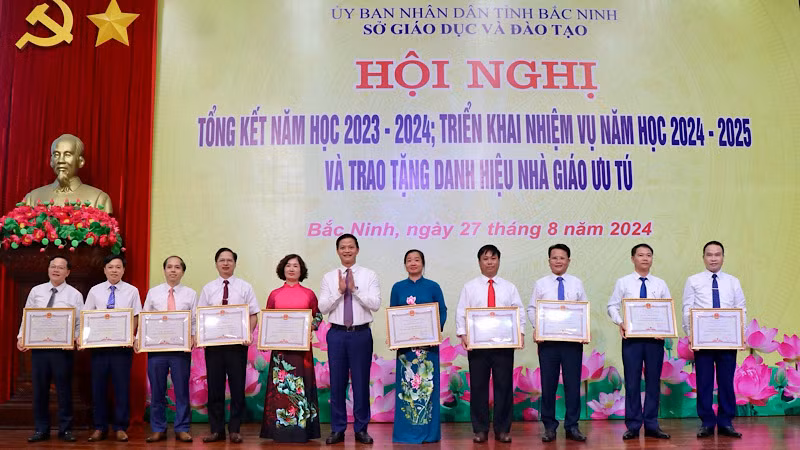 Chủ tịch Ủy ban nhân dân tỉnh Bắc Ninh Vương Quốc Tuấn trao danh hiệu " Tập thể lao động xuất sắc" cho các đơn vị.