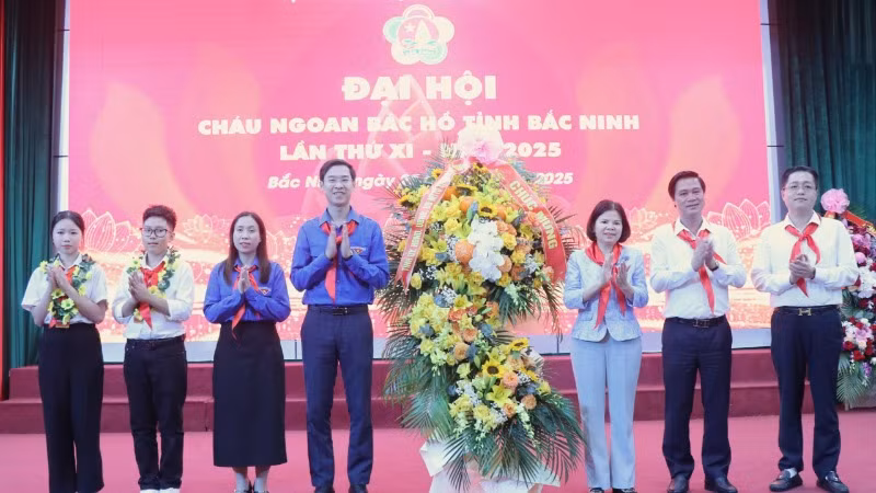 Lãnh đạo tỉnh Bắc Ninh tặng hoa chúc mừng Đại hội.