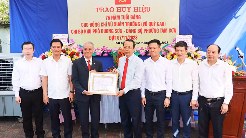 Đồng chí Nguyễn Quốc Chung, Phó Bí thư Tỉnh ủy Bắc Ninh trao Huy hiệu 75 năm tuổi Đảng tặng đảng viên Vũ Xuân Trường, ở phường Tam Sơn, thành phố Từ Sơn.