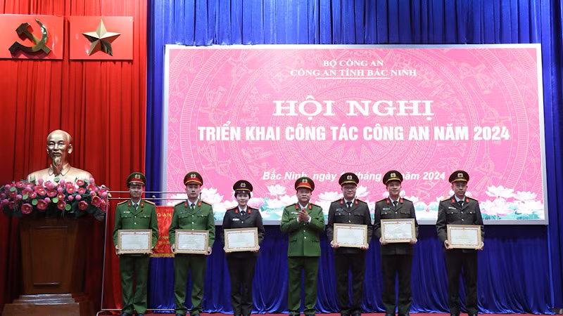 Nhiều tập thể, cá nhân được tặng thưởng.
