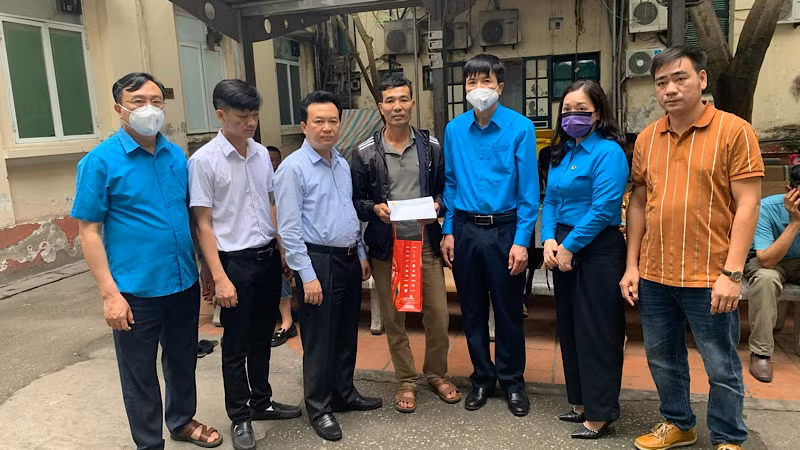 Đoàn công tác thăm hỏi, động viên thân nhân của công nhân Cao Văn Tuy đang cấp cứu tại bệnh viện Việt Đức.
