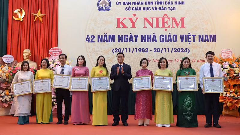 Nhiều thầy cô giáo vinh dự được Chủ tịch Ủy ban nhân dân tỉnh tặng Bằng khen. Nhiều thầy cô giáo vinh dự được Chủ tịch Ủy ban nhân dân tỉnh tặng Bằng khen.