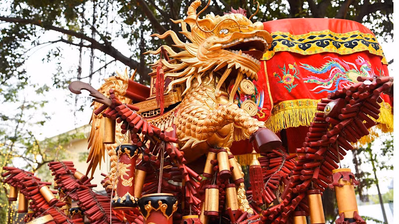Mỗi quả pháo đều được trang trí cầu kỳ, có trọng lượng gần một tấn. Mỗi quả pháo đều được trang trí cầu kỳ, có trọng lượng gần một tấn.