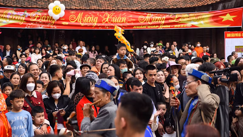 Hội làng Đồng Kỵ thu hút hàng vạn du khách tới tham dự. Hội làng Đồng Kỵ thu hút hàng vạn du khách tới tham dự.