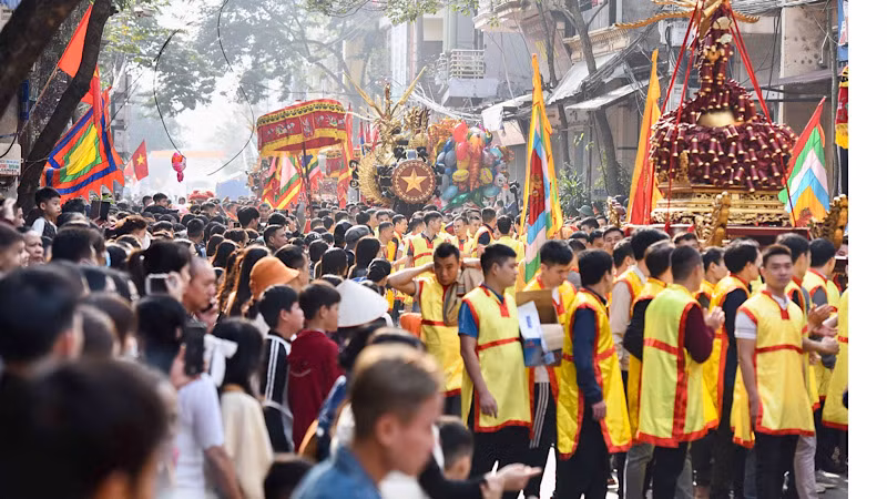 Mỗi quả pháo được nhiều nam thanh niên trong làng thay nhau khiêng đến sân đình làng để làm lễ. Mỗi quả pháo được nhiều nam thanh niên trong làng thay nhau khiêng đến sân đình làng để làm lễ.