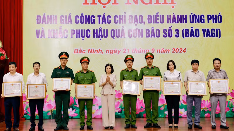 Công tác hiệp đồng tác chiến hiệu quả giữa các đơn vị, gồm lực lượng “4 tại chỗ” của các địa phương, lực lượng vũ trang công an, quân đội đã giúp Bắc Ninh nhanh chóng ứng phó với các sự cố trong mưa lũ. Công tác hiệp đồng tác chiến hiệu quả giữa các đơn vị, gồm lực lượng “4 tại chỗ” của các địa phương, lực lượng vũ trang công an, quân đội đã giúp Bắc Ninh nhanh chóng ứng phó với các sự cố trong mưa lũ.