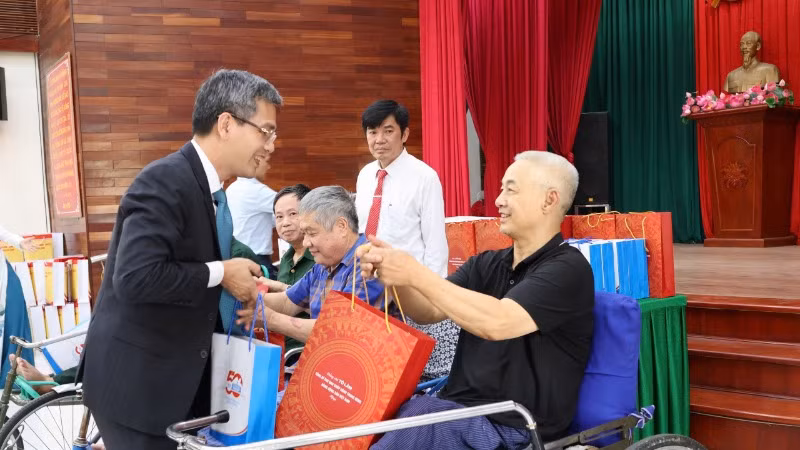 Đồng chí Võ Thành Hưng, Phó Chánh Văn phòng Trung ương Đảng trân trọng trao quà của Tổng Bí thư Tô Lâm tới các thương bệnh binh. Đồng chí Võ Thành Hưng, Phó Chánh Văn phòng Trung ương Đảng trân trọng trao quà của Tổng Bí thư Tô Lâm tới các thương bệnh binh.