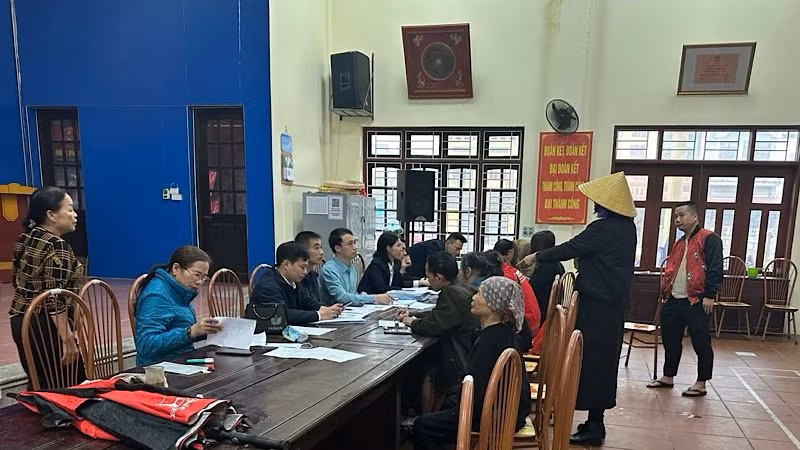 Nhờ làm tốt công tác vận động, tuyên truyền, nhiều người dân Bắc Ninh đã đi đăng ký tài khoản ngân hàng để nhận các khoản hỗ trợ an sinh. Nhờ làm tốt công tác vận động, tuyên truyền, nhiều người dân Bắc Ninh đã đi đăng ký tài khoản ngân hàng để nhận các khoản hỗ trợ an sinh.