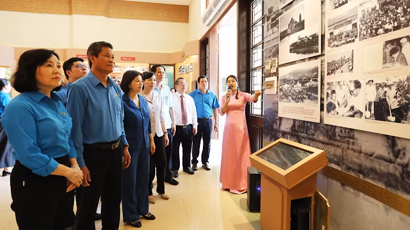 Các đại biểu tham quan Nhà trưng bày tư liệu, hiện vật về thân thế và sự nghiệp hoạt động cách mạng của đồng chí Hoàng Quốc Việt.