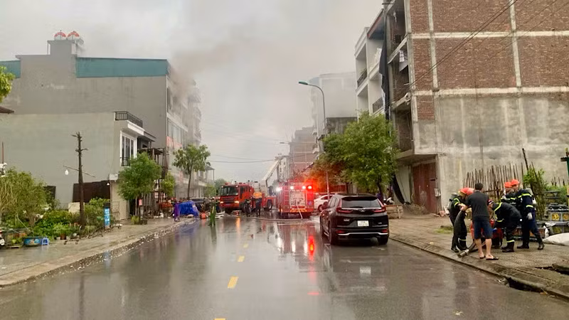 Các lực lượng chức năng nhanh chóng dập tắt đám cháy.