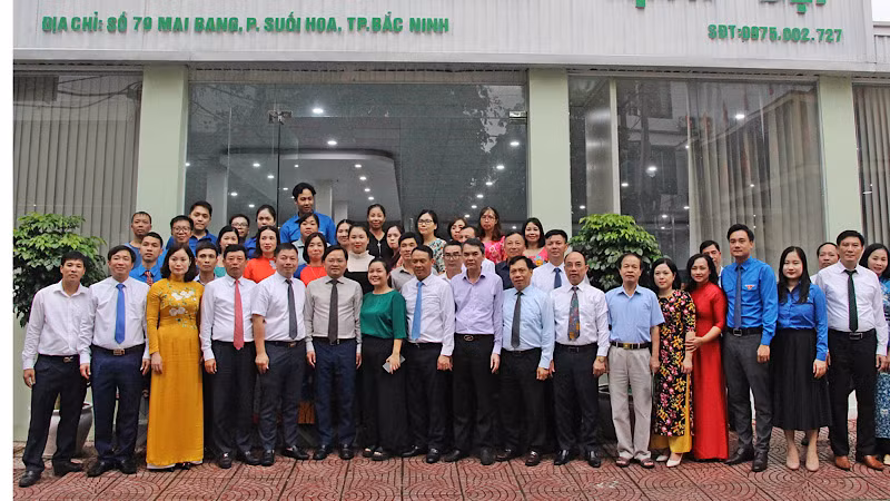 Các đồng chí lãnh đạo tỉnh chụp ảnh cùng cán bộ, đảng viên tại Đảng bộ công ty. Các đồng chí lãnh đạo tỉnh chụp ảnh cùng cán bộ, đảng viên tại Đảng bộ công ty.