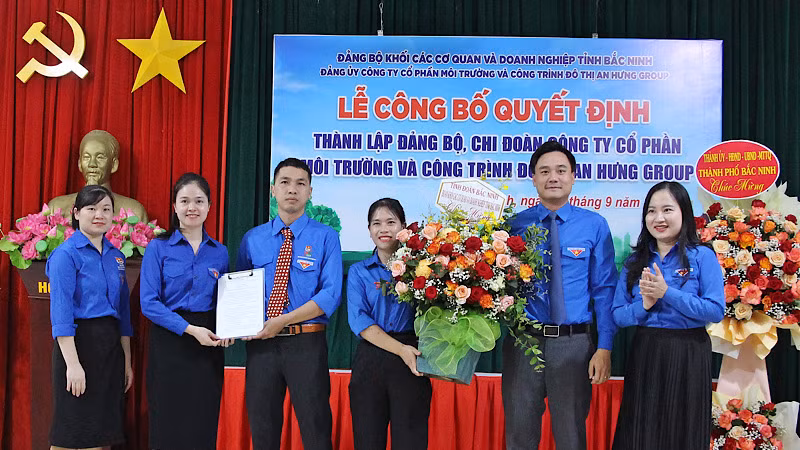 Tỉnh đoàn và Đoàn Khối các Cơ quan và Doanh nghiệp tỉnh trao Quyết định, tặng hoa chúc mừng Chi đoàn công ty Tỉnh đoàn và Đoàn Khối các Cơ quan và Doanh nghiệp tỉnh trao Quyết định, tặng hoa chúc mừng Chi đoàn công ty