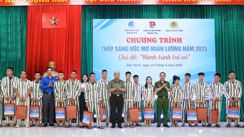 Ban tổ chức tặng quà các phạm nhân thanh niên cải tạo tốt. Ban tổ chức tặng quà các phạm nhân thanh niên cải tạo tốt.