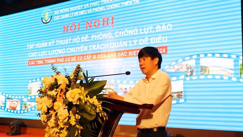 Cục trưởng Cục Quản lý đê điều và Phòng, chống thiên tai Phạm Đức Luận phát biểu. Cục trưởng Cục Quản lý đê điều và Phòng, chống thiên tai Phạm Đức Luận phát biểu.