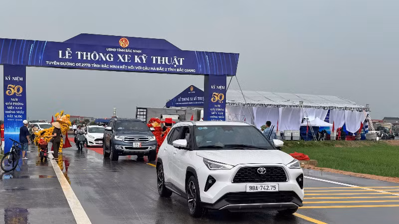 Nhiều người dân đã chọn tuyến đường mới ngay sau lễ thông xe kỹ thuật.