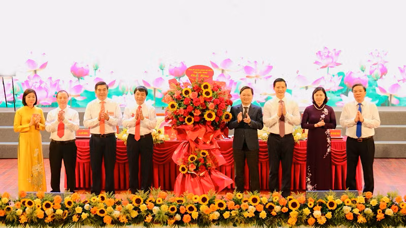 Các đồng chí lãnh đạo tỉnh Bắc Ninh tặng hoa chúc mừng Đại hội. Các đồng chí lãnh đạo tỉnh Bắc Ninh tặng hoa chúc mừng Đại hội.