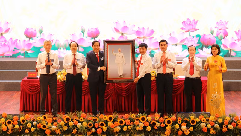 Chủ tịch Hội Người cao tuổi Việt Nam tặng Đại hội bức ảnh Chủ tịch Hồ Chí Minh đúng ngày kỷ niệm sinh nhật Người 19/5. Chủ tịch Hội Người cao tuổi Việt Nam tặng Đại hội bức ảnh Chủ tịch Hồ Chí Minh đúng ngày kỷ niệm sinh nhật Người 19/5.
