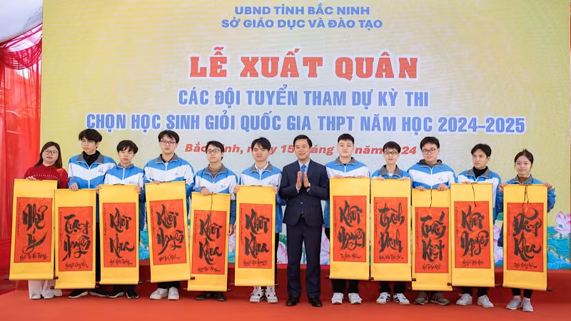 Phó Chủ tịch Ủy ban nhân dân tỉnh Bắc Ninh Lê Xuân Lợi tặng chữ, động viên các đội tuyển của tỉnh tại Lễ xuất quân tham dự kỳ thi học sinh giỏi năm học 2024-2025.