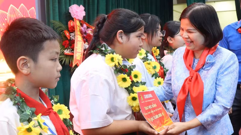 Đồng chí Nguyễn Hương Giang, Phó Bí thư Thường trực Tỉnh ủy Bắc Ninh động viên, tặng quà các cháu ngoan Bác Hồ có hoàn cảnh khó khăn, vươn lên trong học tập.