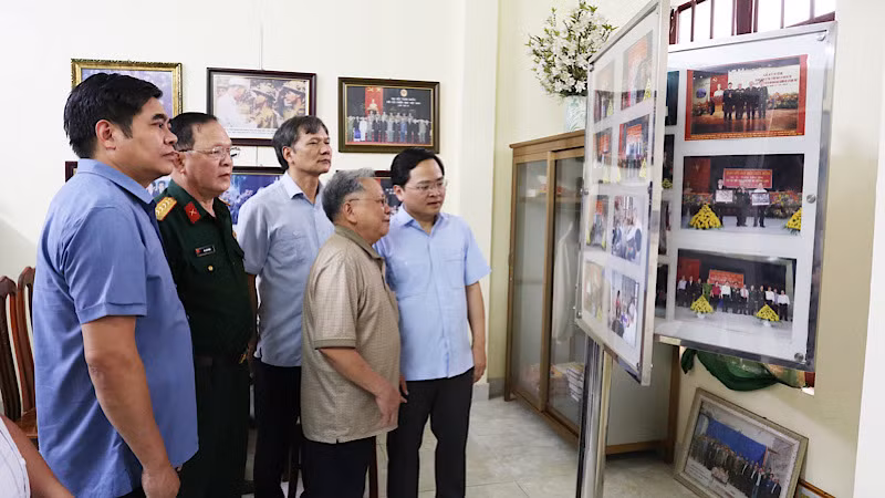 Bí thư Tỉnh ủy Bắc Ninh và các thành viên trong Đoàn thăm phòng lưu niệm truyền thống chiến sĩ Điện Biên tại nhà riêng của Anh hùng lực lượng vũ trang Hoàng Đăng Vinh.