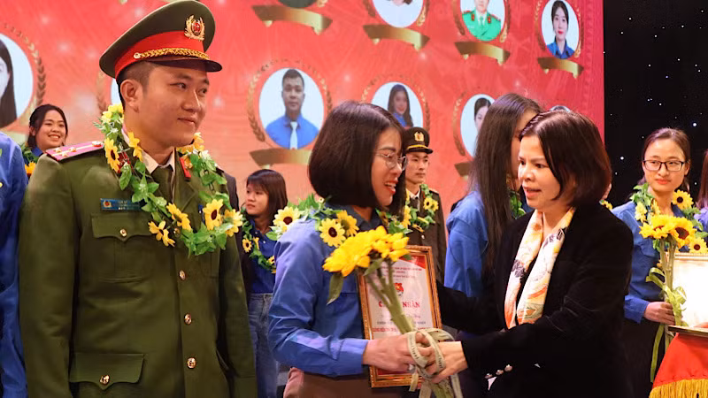 Phó Bí thư Thường trực, Chủ tịch Hội đồng nhân dân tỉnh Bắc Ninh Nguyễn Hương Giang chúc mừng các đảng viên trẻ tiêu biểu được tuyên dương dịp này.