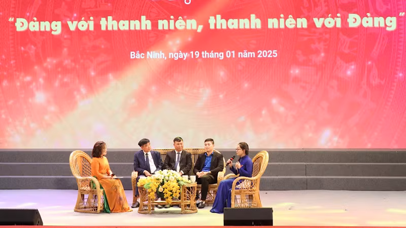 Nhiều tâm tư, nguyện vọng đã được các đảng viên trẻ, đoàn viên thanh niên trao đổi, đề xuất tại buổi tọa đàm. Nhiều tâm tư, nguyện vọng đã được các đảng viên trẻ, đoàn viên thanh niên trao đổi, đề xuất tại buổi tọa đàm.