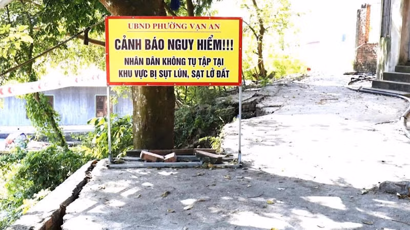 Sạt lở trên tuyến đê hữu Cầu đã được các cơ quan chức năng khuyến cáo, cảnh báo từ nhiều ngày trước. 