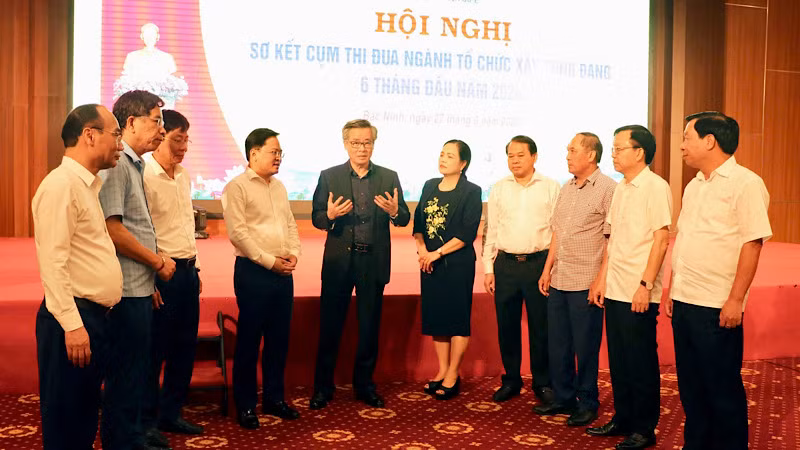Các đồng chí lãnh đạo Ban Tổ chức Trung ương, Bí thư Tỉnh ủy Bắc Ninh trao đổi cùng các đại biểu tham dự hội nghị.