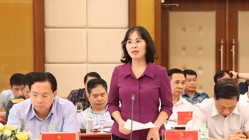 Các đại biểu đóng góp ý kiến. Các đại biểu đóng góp ý kiến.