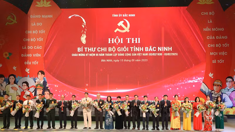 Ban tổ chức tặng hoa các thí sinh tham dự hội thi. Ban tổ chức tặng hoa các thí sinh tham dự hội thi.