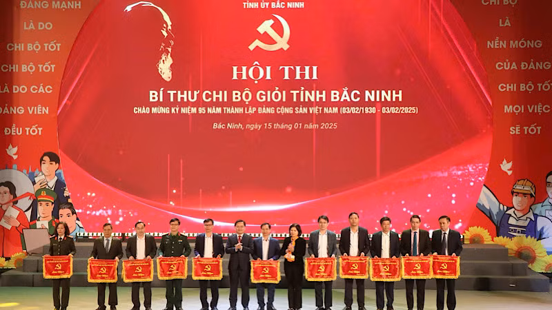 Lãnh đạo Tỉnh ủy Bắc Ninh trao Cờ lưu niệm tặng các đoàn tham dự. 