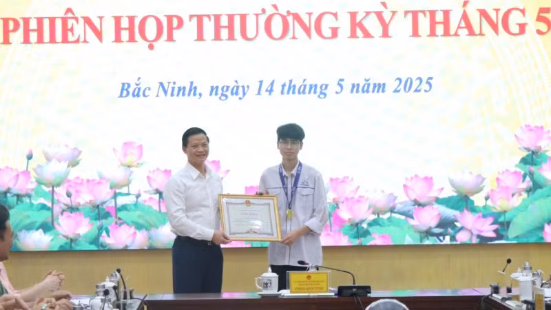 Chủ tịch Ủy ban nhân dân tỉnh Bắc Ninh Vương Quốc Tuấn trao Bằng khen tặng em Nguyễn Công Vinh, đoạt Huy chương Vàng tại cuộc thi Olympic Vật lý châu Á (APhO) năm 2025.