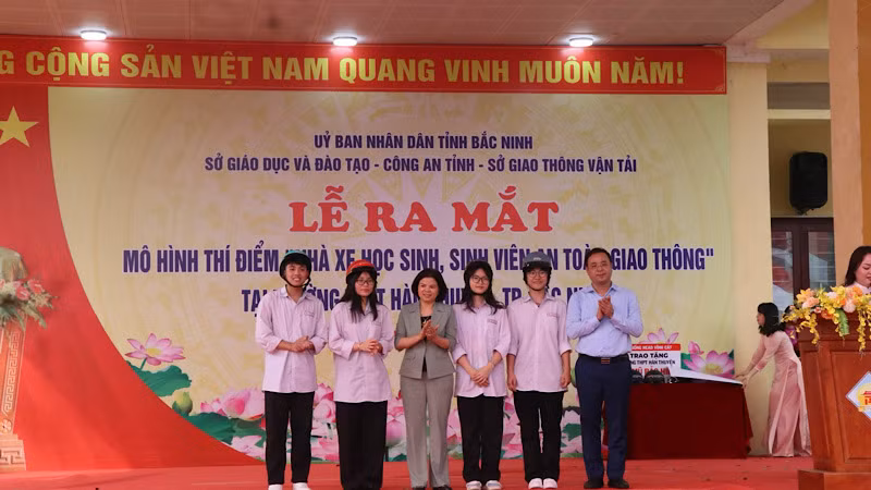 Lãnh đạo tỉnh Bắc Ninh, Sở Giáo dục và Đào tạo tặng mũ bảo hiểm cho học sinh.