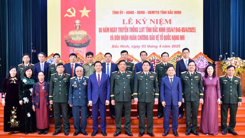 Các đại biểu chụp ảnh kỷ niệm.