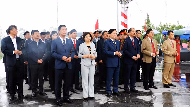 Đoàn đại biểu tỉnh Bắc Ninh thành kính dâng hương trước tượng đài đồng chí Ngô Gia Tự.