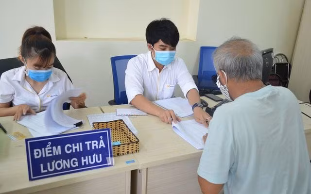 Một điểm chi trả lương hưu tại Hà Nội.