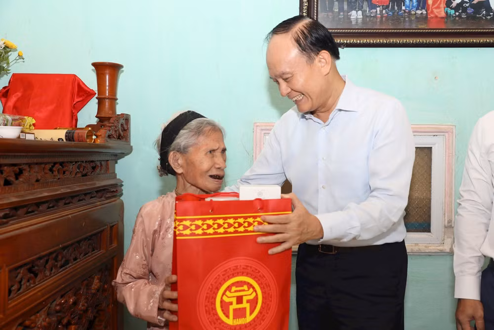 Lãnh đạo thành phố Hà Nội thăm, tặng quà mẹ liệt sĩ Nguyễn Thị Ư tại xã Kim Sơn, thị xã Sơn Tây.