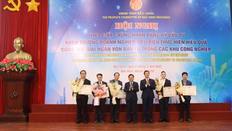 Lãnh đạo tỉnh Bắc Ninh khen thưởng các doanh nghiệp đã thực hiện hiệu quả công tác giải ngân.
